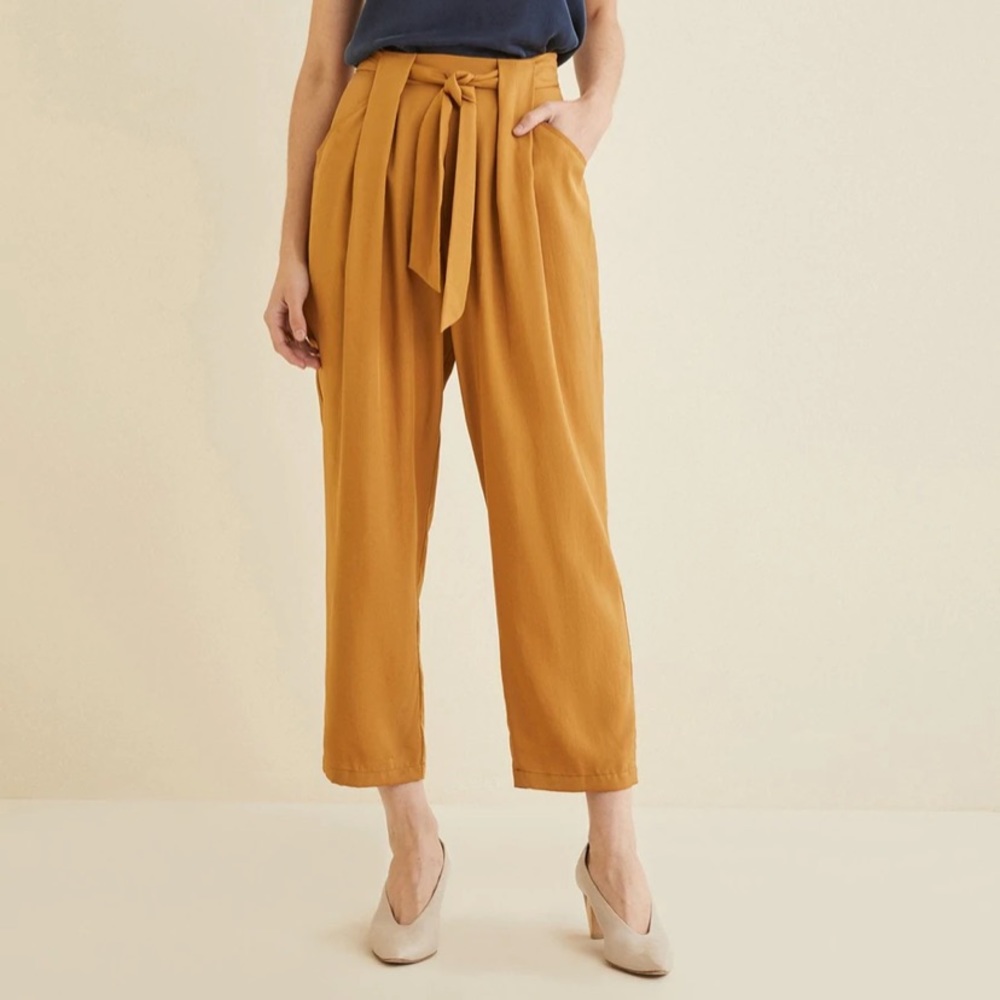 ⭐️⭐️⭐️New photos. Amour Vert Anissa tensel twill pant in gold (size 6)